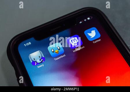 Ivoid app, Tweetbot, Mastodon app et icônes Twitter dans un iPhone. Ivory est une application tierce qui s'intègre au réseau social Mastodon de Tapbots Banque D'Images