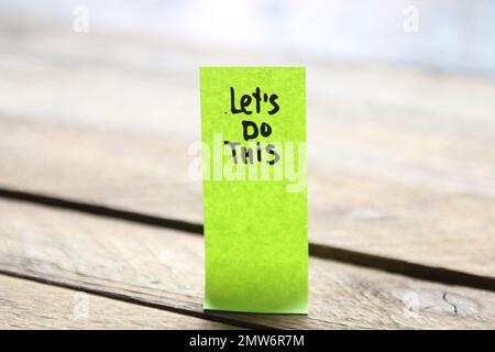 L'inscription de citations motivationnelles sur une balise permet du faire. Banque D'Images