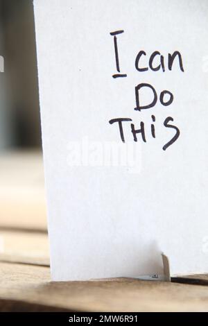 Inscription de citations motivationnelles sur une balise. Je peux faire ça. Banque D'Images