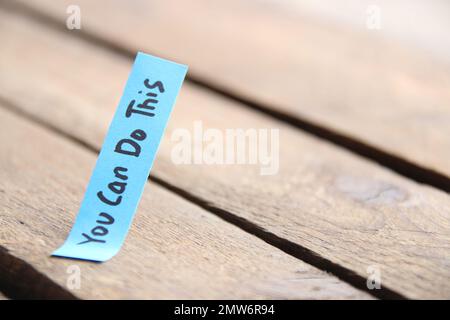 Inscription de citations motivationnelles sur une balise. Banque D'Images