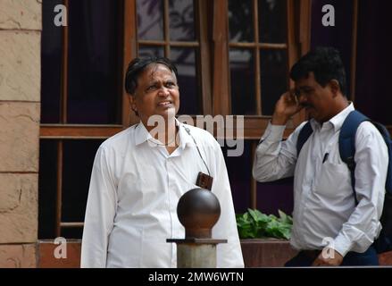 MUMBAI, INDE - FÉVRIER 1 : les spectateurs regardent une émission numérique montrant le ministre indien des Finances, Nirmala Sitharaman, présentant le budget de l'Union en dehors de la Bourse de Bombay (ESB), sur 1 février 2023 à Mumbai, Inde. Nirmala Sitharaman a présenté le dernier budget de l'Union à part entière du gouvernement Modi avant les élections de Lok Sabha en 2024. Le gouvernement a adouci le nouveau régime d'impôt sur le revenu en rendant le revenu jusqu'à ?3 lakh exonéré de l'impôt sur le revenu. Avec une remise, maintenant les gens gagnant jusqu'à ?7 lakh n'ont pas besoin de payer un impôt sur le revenu. La FM a également simplifié la structure fiscale et l'a appelée la « faute Banque D'Images