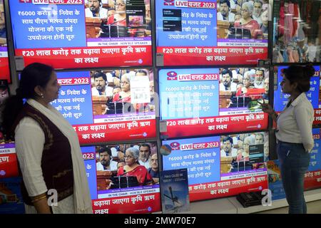Kolkata, Inde. 1st févr. 2023. Les gens regardent la diffusion en direct du budget 2023 de l'Union dans une salle d'exposition le 1 février 2023 à Kolkata, en Inde. (Credit image: © Saikat Paul/eyepix via ZUMA Press Wire) USAGE ÉDITORIAL SEULEMENT! Non destiné À un usage commercial ! Banque D'Images