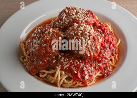 Spaghetti & boulettes de viande dans un bol blanc avec éclairage latéral. Banque D'Images
