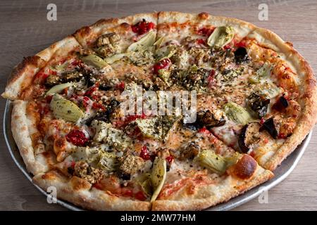 Pizza gastronomique avec artichaut, tomate séchée au soleil, aubergine, sauce tomate, sur croûte mince Banque D'Images