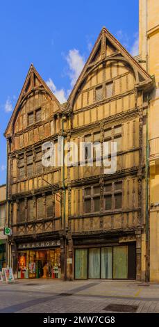 Caen, France - 19 septembre 2012 : vue sur la rue avec maisons à colombages, à Caen, Normandie, France Banque D'Images