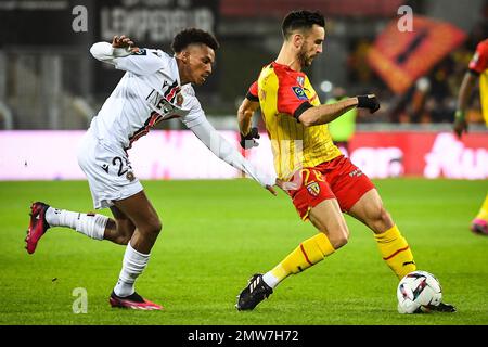 Hicham BOUDAOUI de Nice et Adrien THOMASSON de Lens lors du championnat français Ligue 1 match de football entre RC Lens et OGC Nice sur 1 février 2023 au stade Bolaert-Delelis de Lens, France - photo Matthieu Mirville / DPPI Banque D'Images