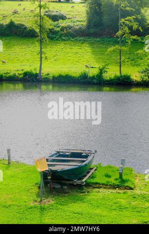 L'Orne et ses champs voisins, à proximité des villages de Clecy et le Vey, en Normandie, France. Cette région est connue sous le nom de Normandie suisse Banque D'Images