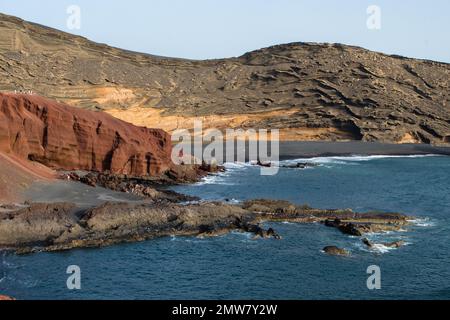 Vue sur le célèbre lac vert à Charco de los Clicos, Lanzarote, îles Canaries, Espagne. Banque D'Images