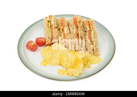 Des sandwiches au saumon fumé, au fromage à la crème et au concombre avec chips de pommes de terre et tomate sur une assiette isolée du blanc Banque D'Images