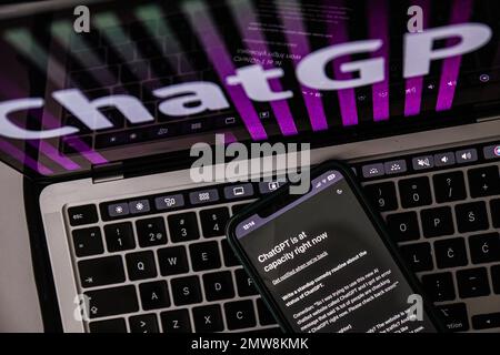 L'écran d'un ordinateur portable et d'un smartphone est représenté avec ChatGPT, un programme avancé et gratuit d'intelligence artificielle. Un outil qui a aujourd'hui des possibilités plus avancées pour que nous puissions lui parler comme une personne avec une personne et répondre à toutes les questions posées. La société OpenAI, co-fondée en 2015 avec des investisseurs de la Silicon Valley, dont Elon Musk et Sam Altman, a présenté ChatGPT. Photo: Luka Stanzl/PIXSELL Banque D'Images