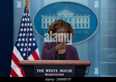 Washington, Vereinigte Staaten. 01st févr. 2023. Karine Jean-Pierre, Attachée de presse à la Maison Blanche, tient une réunion d'information à la Maison Blanche à Washington, DC sur 1 février 2023. Credit: Chris Kleponis/CNP/dpa/Alay Live News Banque D'Images