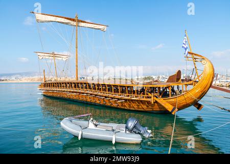 Une réplique d'un ancien cuirassé grec de Trireme flotte dans la mer à la marina de Flisvos à Palaio Faliro, près d'Athènes et du Pirée, Grèce. Banque D'Images