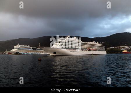 Bateau de croisière Viking venus à Byfjorden, au départ du port de Bergen, en Norvège. En arrière-plan est le cuirassé AIDAsol Banque D'Images