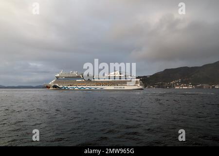 Bateau de croisière Aidasol partant du port de Bergen, Norvège. Banque D'Images