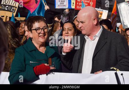 Londres, Royaume-Uni. 1st février 2023. Le Dr Mary Bousted, secrétaire générale conjointe du Syndicat national de l'éducation, et Mick Lynch, secrétaire général du RMT, se joignent à la marche à Regent Street. Des milliers d'enseignants et de partisans ont défilé dans le centre de Londres alors que les enseignants de tout le pays commencent leur grève sur les salaires. La journée a vu environ un demi-million de personnes organiser des sorties à pied dans tout le Royaume-Uni, y compris des enseignants, du personnel universitaire, des fonctionnaires et des conducteurs de train. Banque D'Images