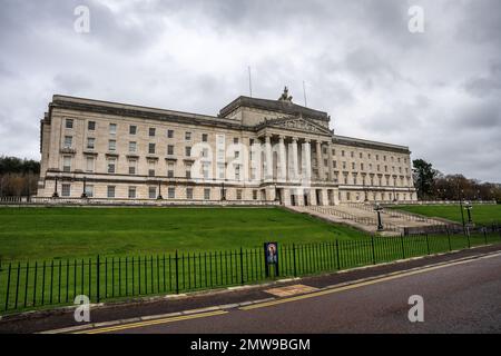 Belfast, Antrim, Irlande du Nord, Royaume-Uni, 30 novembre 2022. Devant Stormont, Parlement d'Irlande du Nord, vue de l'avant gauche Banque D'Images