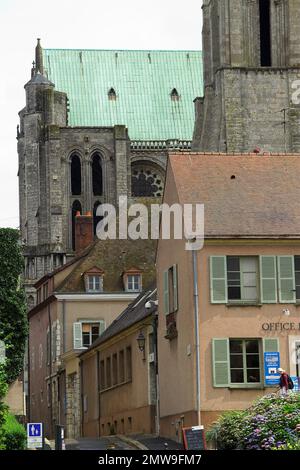 Chartres, Francja, France, Frankreich, Cathédrale notre-Dame, Cathédrale notre-Dame, vue extérieure depuis l'arrière des bâtiments environnants Banque D'Images