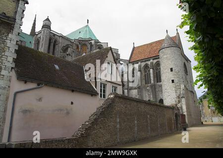 Chartres, Francja, France, Frankreich, Cathédrale notre-Dame, Cathédrale notre-Dame, vue extérieure depuis l'arrière des bâtiments environnants Banque D'Images