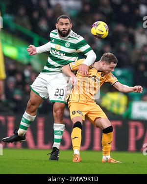 Cameron carter-Vickers (à gauche) du Celtic et Bruce Anderson de Livingston se battent pour le ballon lors du match cinch Premiership au Celtic Park, Glasgow. Date de la photo: Mercredi 1 février 2023. Banque D'Images