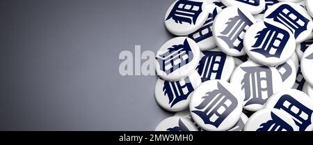 Logos de l'équipe américaine de baseball de la Ligue majeure Detroit Tigers sur un tas sur une table. Banque D'Images