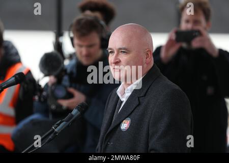 LONDRES, le 1st février 2023, Mick Lynch, secrétaire général du RMT, prononce un discours alors que 40 000 membres syndicaux en grève défilent à Londres pour protester contre la rémunération, les conditions d'emploi et le financement. Banque D'Images