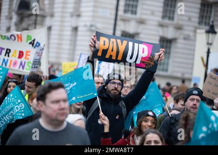 LONDRES, le 1st février 2023, 40 000 membres du syndicat en grève défilent à Londres pour protester contre la rémunération, les conditions d'emploi et le financement. Banque D'Images