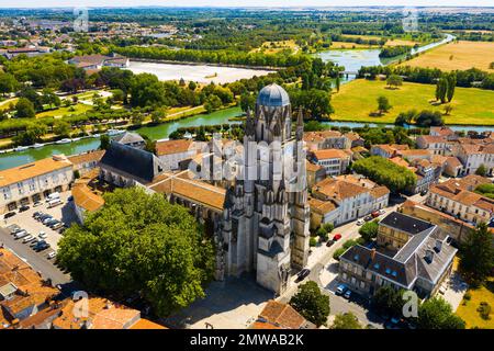 Vue aérienne de Saintes sur la Charente avec cathédrale médiévale, France Banque D'Images