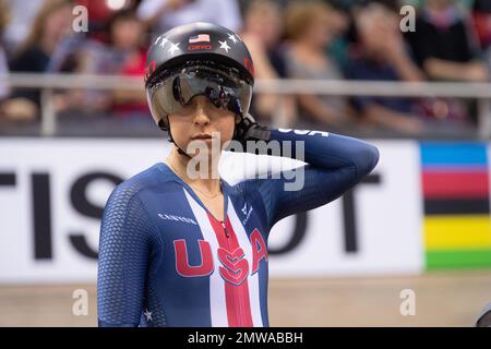 Shayna Powless, cycliste de l'équipe des États-Unis et amérindien, participant à la poursuite individuelle aux Championnats du monde de cyclisme sur piste de l'UCI 2022. Banque D'Images