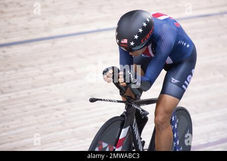 Shayna Powless, cycliste de l'équipe des États-Unis et amérindien, participant à la poursuite individuelle aux Championnats du monde de cyclisme sur piste de l'UCI 2022. Banque D'Images