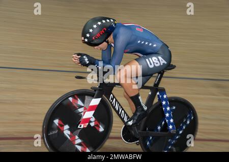 Shayna Powless, cycliste de l'équipe des États-Unis et amérindien, participant à la poursuite individuelle aux Championnats du monde de cyclisme sur piste de l'UCI 2022. Banque D'Images