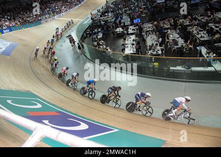 Cavaliers monoplace dans la course de points de l'omnium, devant les fans de cyclisme français aux Championnats du monde de cyclisme sur piste UCI à Paris. Banque D'Images