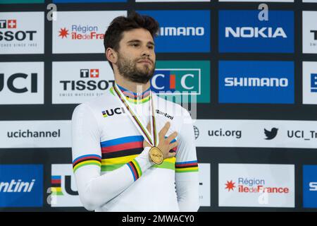 Filippo Ganna, d'Italie, sur le podium après avoir remporté la médaille d'or et établi un nouveau record du monde dans la poursuite individuelle au monde de piste de l'UCI 2022. Banque D'Images