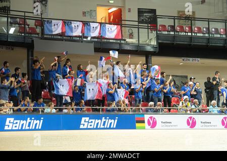 Les amateurs de cyclisme sur piste français applaudissent Mathilde gros après qu'elle a remporté le championnat du monde dans le sprint féminin aux Championnats du monde de piste UCI 2022 à Paris. Banque D'Images