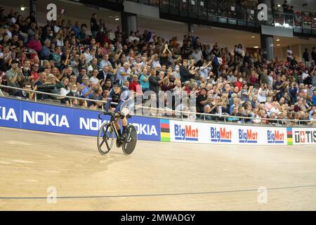 Les amateurs de cyclisme sur piste français applaudissent Mathilde gros après qu'elle a remporté le championnat du monde dans le sprint féminin aux Championnats du monde de piste UCI 2022 à Paris. Banque D'Images