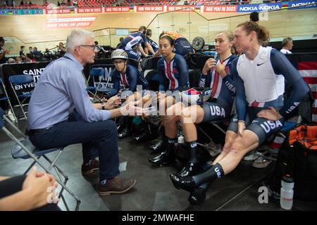 L'entraîneur Gary Sutton parle de stratégie avec l'équipe américaine de poursuite par équipe féminine avant leur sortie aux Championnats du monde de cyclisme sur piste UCI Banque D'Images