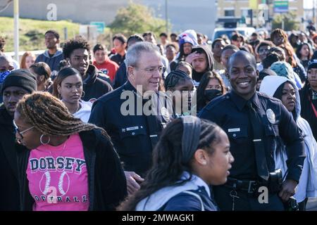 Los Angeles, Californie, États-Unis. 1st févr. 2023. Le chef de la police de Los Angeles, Michael Moore, marche avec des officiers et des étudiants de diverses écoles secondaires, ainsi qu'avec des enseignants et des parents au cours de la troisième tournée annuelle Good trouble Walk, mercredi, 1 février 2023 à Los Angeles. Le département de police de Los Angeles, la police scolaire de Los Angeles, la patrouille routière de Californie et les agents de police de l'aéroport de Los Angeles, ainsi que des étudiants de diverses écoles secondaires, ainsi que des enseignants et des parents, ont participé à la troisième conférence de presse annuelle du Good trouble Walk & Cultural Sensitivity Summit au Sixth Street Bridge. (CRED Banque D'Images