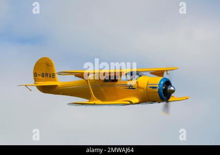 Beech D17S Plan à voilure G-BRVE. Beechcraft modèle 17 Stagerwing. Vol en biplan classique américain Beech Stagerwing Banque D'Images