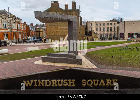 Le mémorial de Cherry Groce est vu sur la place Windrush, le long des Archives culturelles noires à gauche et de la bibliothèque de Tate Brixton à droite. Conçu par l'architecte de renommée mondiale Sir David Adjaye, le Pavillon commémore la vie de Cherry Groce, une mère innocente qui a été tuée chez elle en 1985 par la police métropolitaine. Banque D'Images