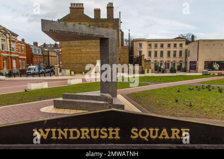 Le mémorial de Cherry Groce est vu sur la place Windrush, le long des Archives culturelles noires à gauche et de la bibliothèque de Tate Brixton à droite. Conçu par l'architecte de renommée mondiale Sir David Adjaye, le Pavillon commémore la vie de Cherry Groce, une mère innocente qui a été tuée chez elle en 1985 par la police métropolitaine. Banque D'Images