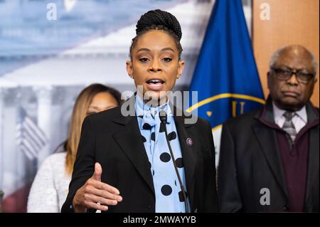 Washington, États-Unis. 01st févr. 2023. ÉTATS-UNIS Le représentant Shontel Brown (D-OH) s'exprimant aux États-Unis Capitole lors d'une conférence de presse sur la dette nationale. Crédit : SOPA Images Limited/Alamy Live News Banque D'Images