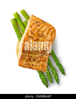 steak de saumon rôti et asperges isolés sur fond blanc, vue de dessus Banque D'Images