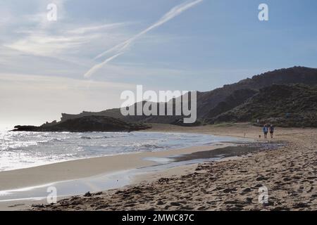 Snake Bay (Playa Percheles) près de Mazarron avec des randonneurs de plage, des montagnes derrière, Murcia, Espagne Banque D'Images