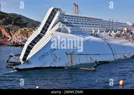 Arc avec le nom de lettrage Costa Concordia de bateau de croisière taille chavique, en arrière-plan Giglio Island, Giglio Porto, Giglio Island, Toscane, Italie Banque D'Images