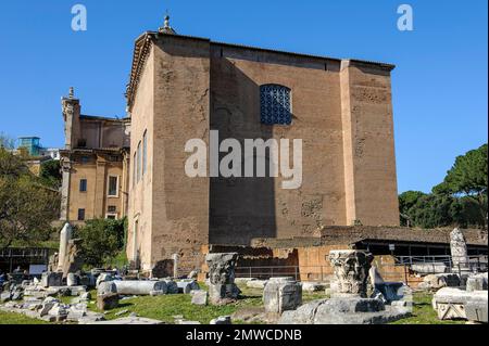 Assemblée historique du Sénat de Rome dans l'Antiquité, Curia Iulia, Forum romain, Rome, Latium, Italie Banque D'Images