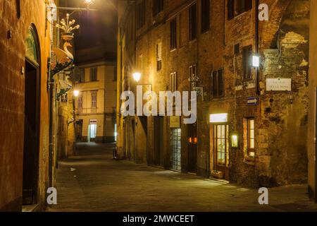 Photo nocturne de l'allée étroite via delle terme dans le centre historique de Sienne la nuit, Sienne, Toscane, Italie Banque D'Images