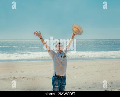 Joyeux homme beau en vacances à l'extérieur, joyeux jeune latin sur la plage, Voyage touristique Banque D'Images
