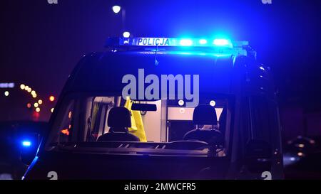 Feux de voiture de police dans la rue de nuit de la ville. Lumières bleues. Patrouille en soirée. Banque D'Images