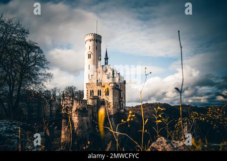 Le château ou Burg Lichtenstein. Magnifiquement éclairé par le soleil en hiver, Forêt Noire, Allemagne Banque D'Images