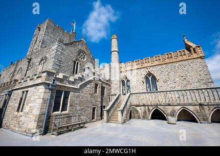 La cour et l'église à l'intérieur du château sur l'île de Saint Michael's Mount, Cornouailles, Angleterre Banque D'Images