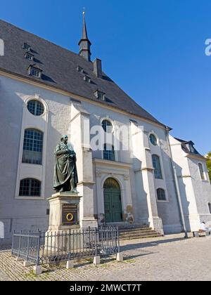 Monument à Johann Gottfried Herder (1744-1803) en face de l'église de la ville de St. Peter et Paul, Herderkirche, Weimar, Thuringe, Allemagne Banque D'Images